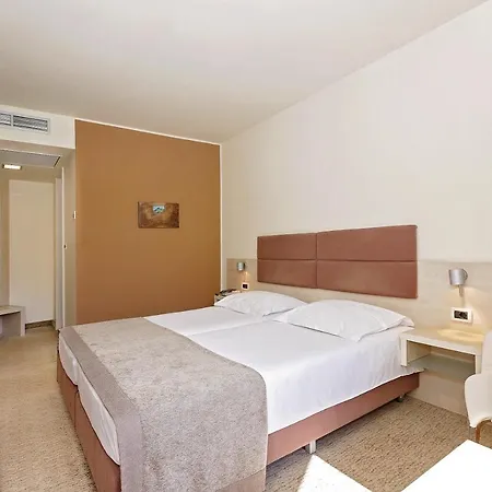 Mediteran Plava Laguna Hotell 3*